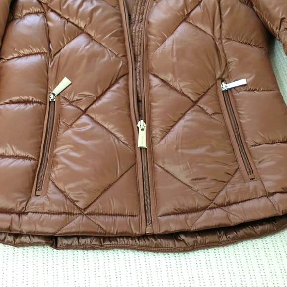 A cozy puffer coat with a shine finish. Calvin Klein. 7 F warmth factor size XS - Picture 8 of 12